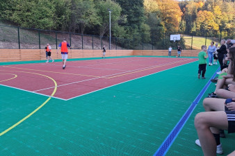 Nadace ČEZ podpořila obnovu víceúčelového hřiště v Pohledech
