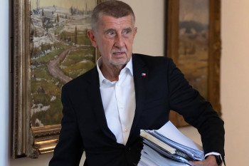 Vláda hlásí nižší schodek. Ve skutečnosti chce utratit víc