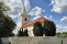 Kostelní věž s cimbuřím září opravená nad obcí Stolany