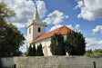 Kostelní věž s cimbuřím září opravená nad obcí Stolany