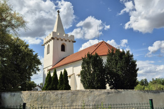 Kostelní věž s cimbuřím září opravená nad obcí Stolany