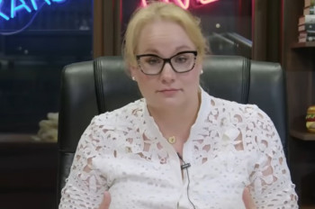 Morální majáky, Hrad a dvojí metr. Stonjeková složila ostrou mozaiku