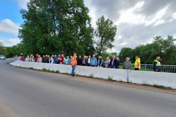 Bývalí silničáři si prohlédli stavbu mostu v Řečanech nad Labem