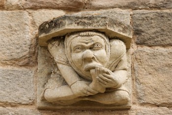 Kamenná výčitka středověku. Noha v ústech varuje dodnes